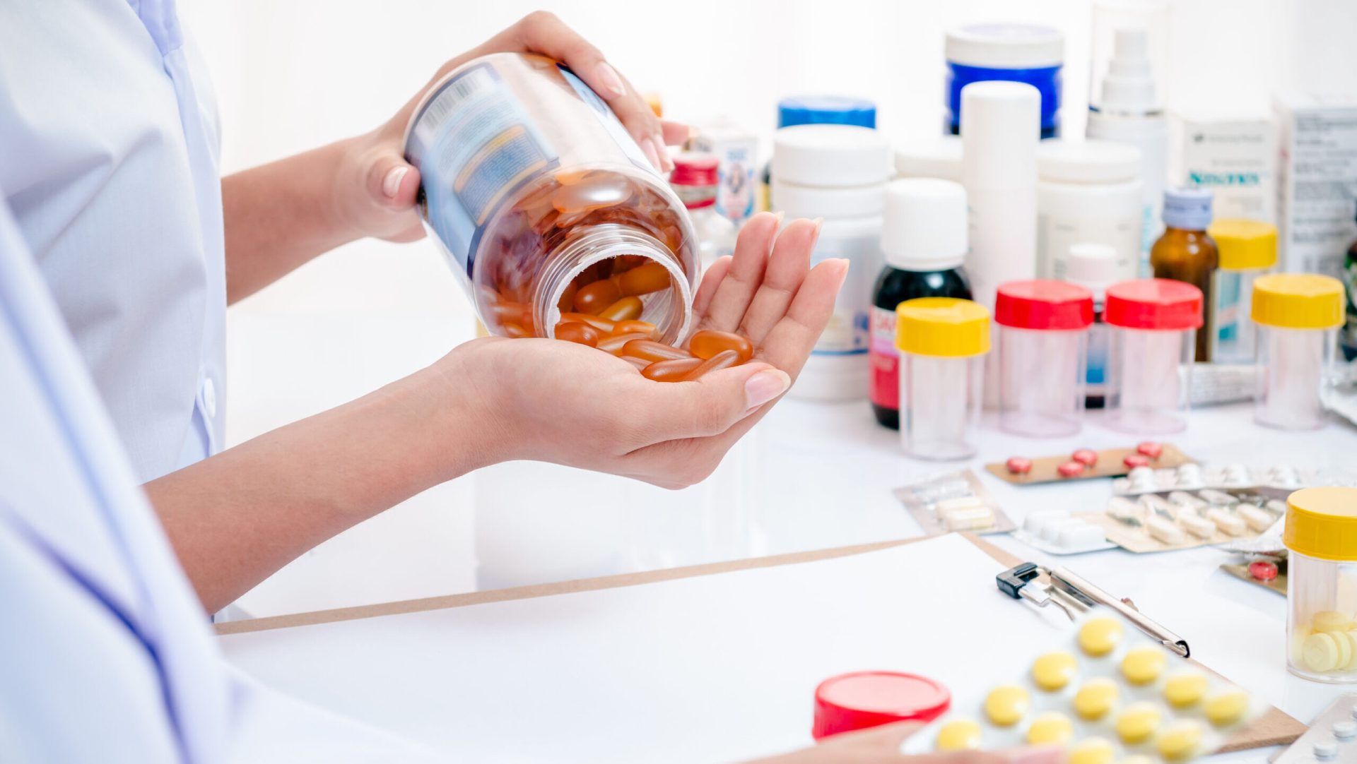 Alimente și medicamente: Combinații periculoase care ne pot afecta sănătatea București – Multe alimente consumate zilnic pot influența modul în care medicamentele acționează în organism, punând în pericol eficacitatea tratamentelor sau conducând la reacții adverse