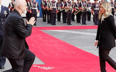 Gest uluitor: Premierul țării X, îngenuncheat în fața șefei de la Roma