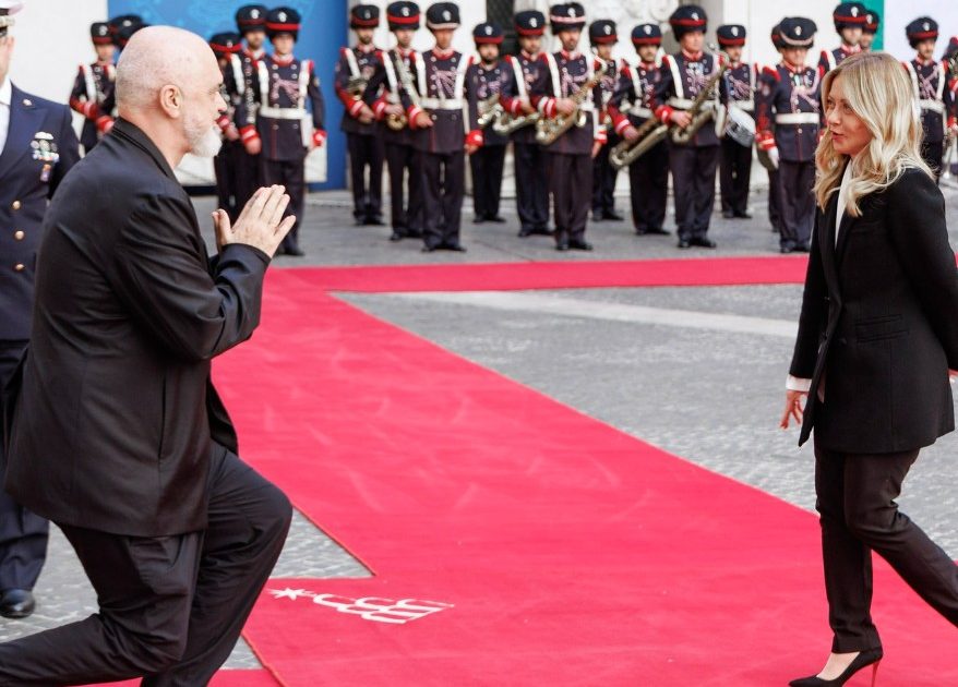 Gest uluitor: Premierul țării X, îngenuncheat în fața șefei de la Roma