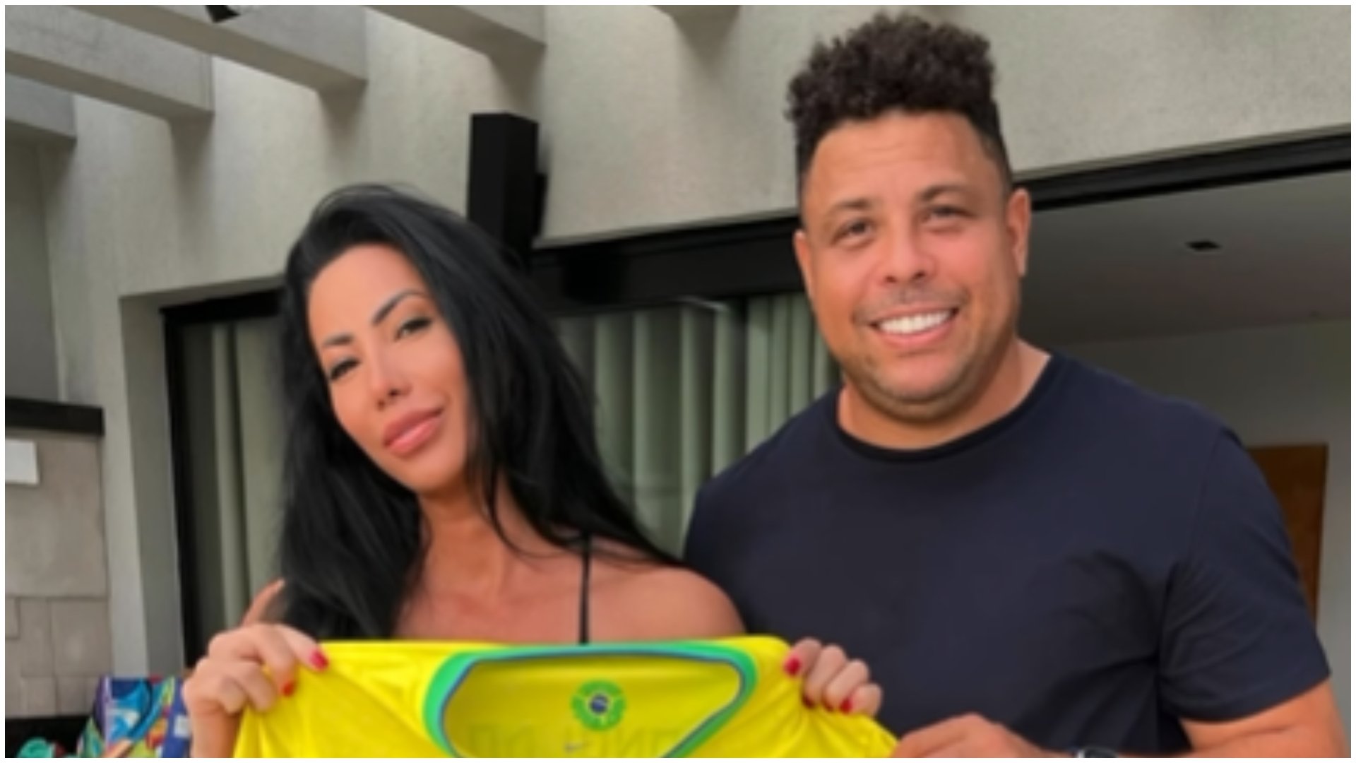 Fosta iubită a lui Ronaldo, Michele Umezu, dezvăluie detalii despre cererile bărbaților pe platforma OnlyFans Michele Umezu, cunoscută publicului larg pentru relația sa cu celebrul fotbalist brazilian Ronaldo, a vorbit recent despre experiența sa pe platforma pentru adulți OnlyFans