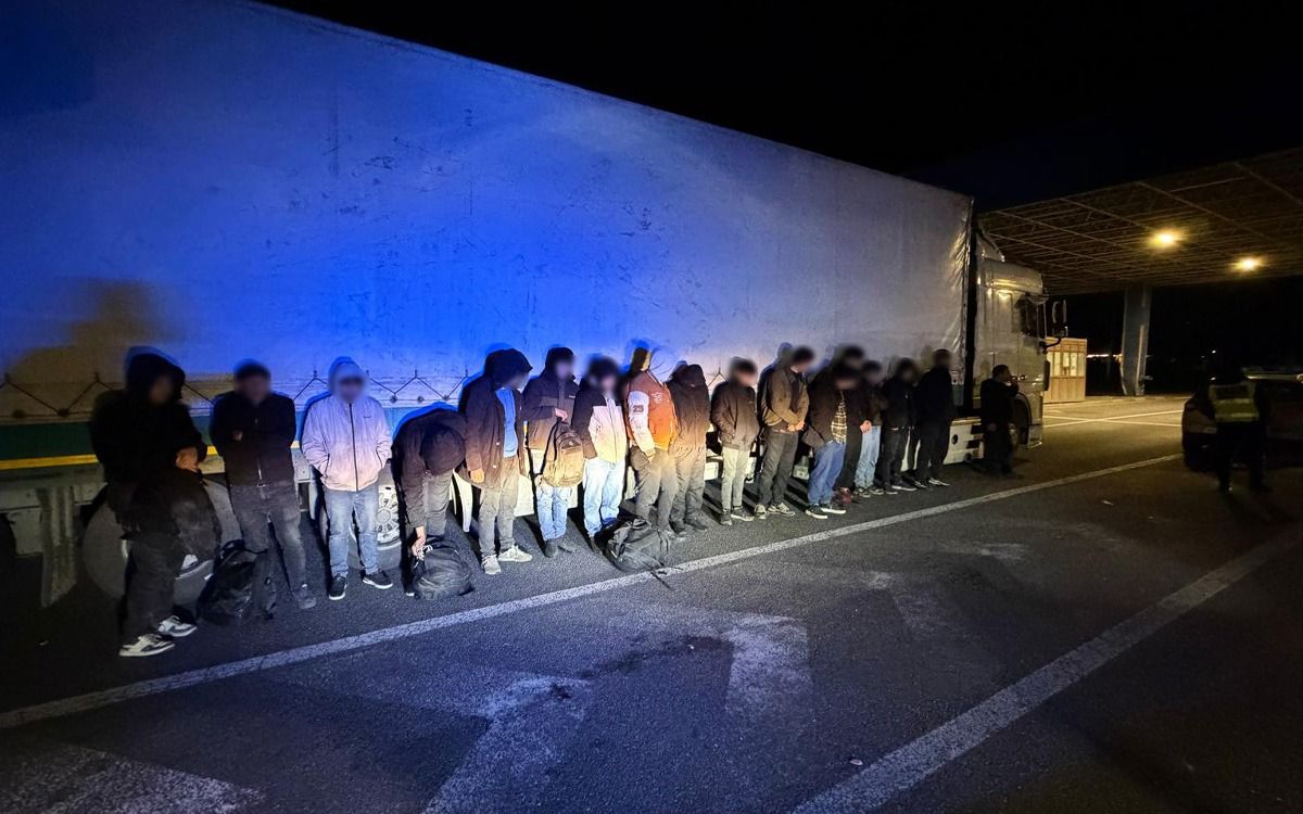 16 migranți, printre role de textile, descoperiți într-un automarfar pe autostrada A1 Un automarfar înmatriculat în Turcia, care transporta role de textile, a fost oprit de polițiștii de frontieră pe autostrada A1, în apropierea frontierei