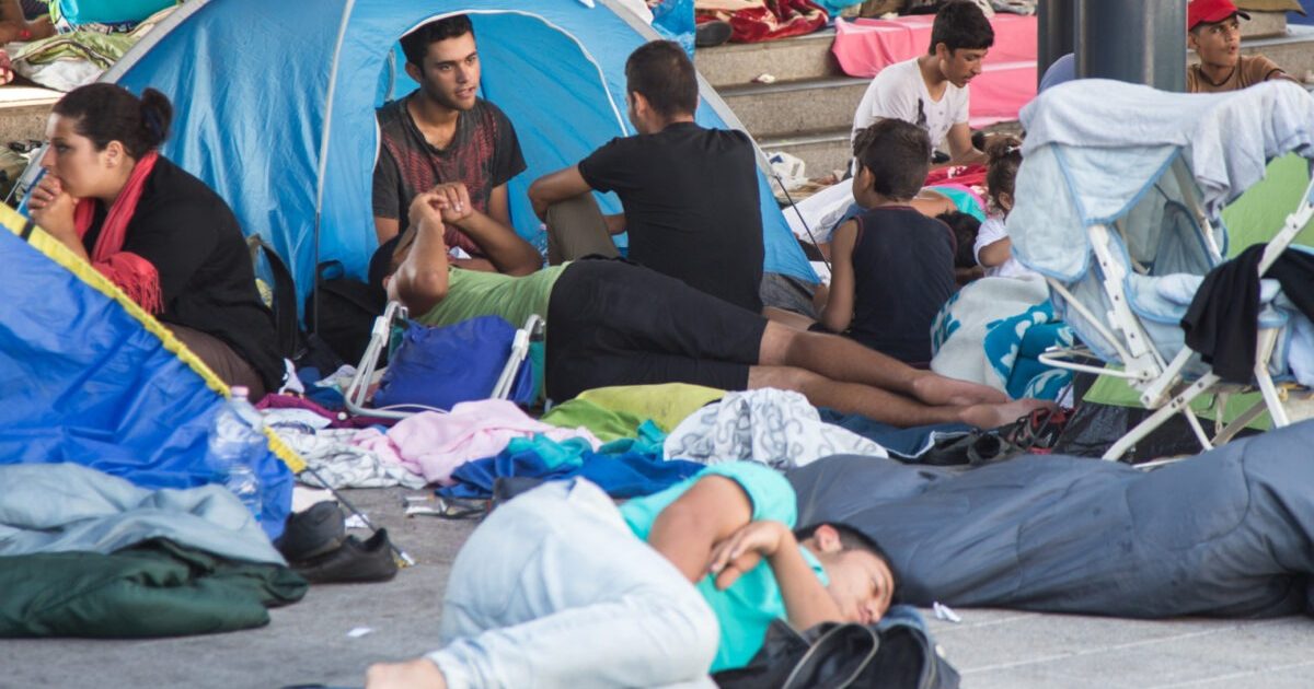 Guvernul UK mută 10.000 de migranți: Hotelurile, înlocuite de comunități