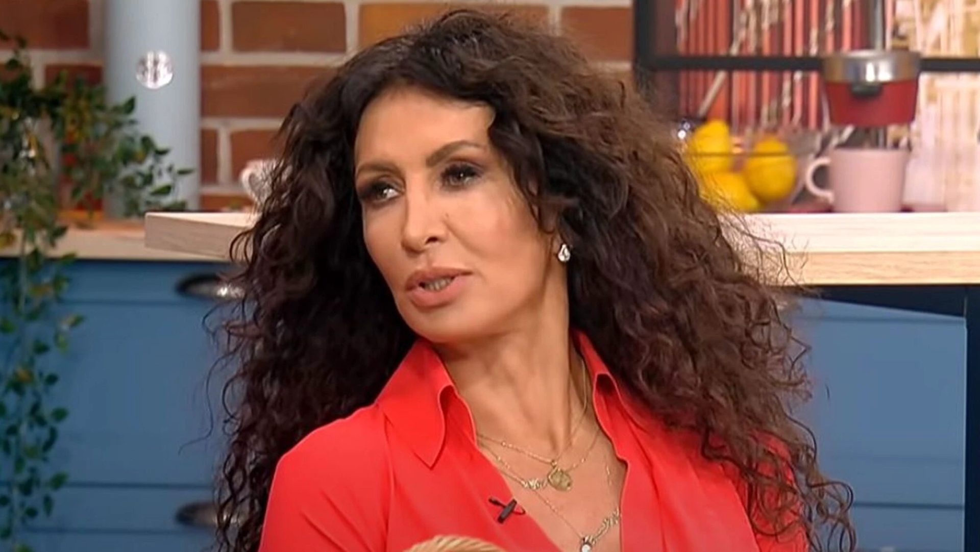 Mihaela Rădulescu rupe tăcerea cu un mesaj emoționant despre pierdere și forța feminină După o perioadă de absență din lumina reflectoarelor, Mihaela Rădulescu, un nume iconic în televiziunea românească, a revenit în atenția publicului cu un mesaj profund