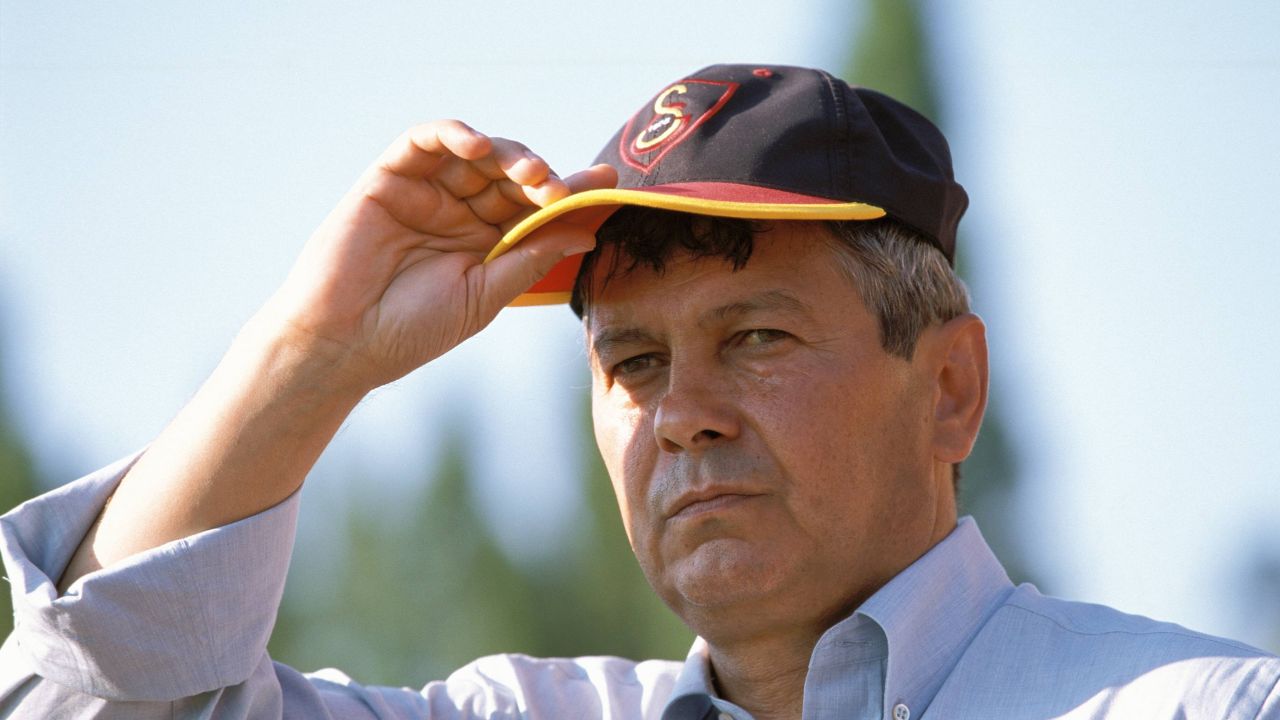 La 80 de ani, Mircea Lucescu este o figură emblematică a fotbalului românesc, cu o carieră impresionantă