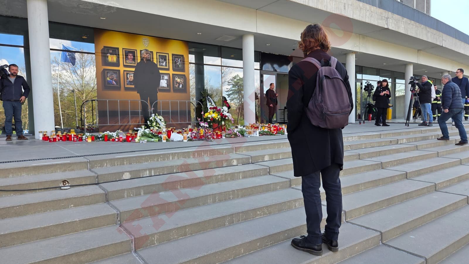 Numeroși oameni din lumea fotbalului, atât din România, cât și de peste hotare, au venit la Arena Națională pentru a-i aduce un ultim omagiu lui Mircea Lucescu