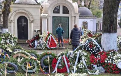 Lucescu, omagiat la mormânt de Paște: Oameni cu lumânări, la două zile după deces
