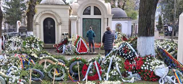 Lucescu, omagiat la mormânt de Paște: Oameni cu lumânări, la două zile după deces