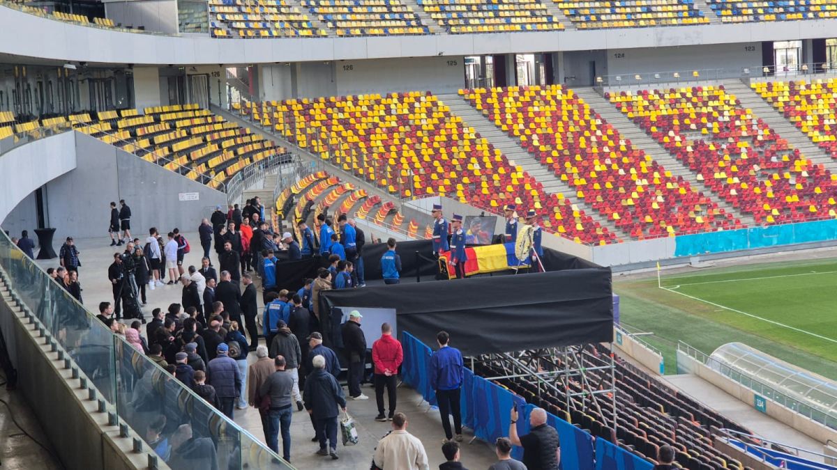 Sicriul lui Mircea Lucescu a fost depus miercuri la Arena Națională din București, oferind posibilitatea fanilor de a-i aduce un ultim omagiu celui care a marcat istoria fotbalului românesc