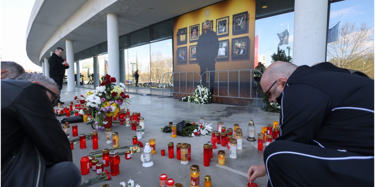 Mircea Lucescu, omagiat la București: Cozi și mesaje de adio. Dragomir: „Mare pe Pământ, mare și-n Rai”