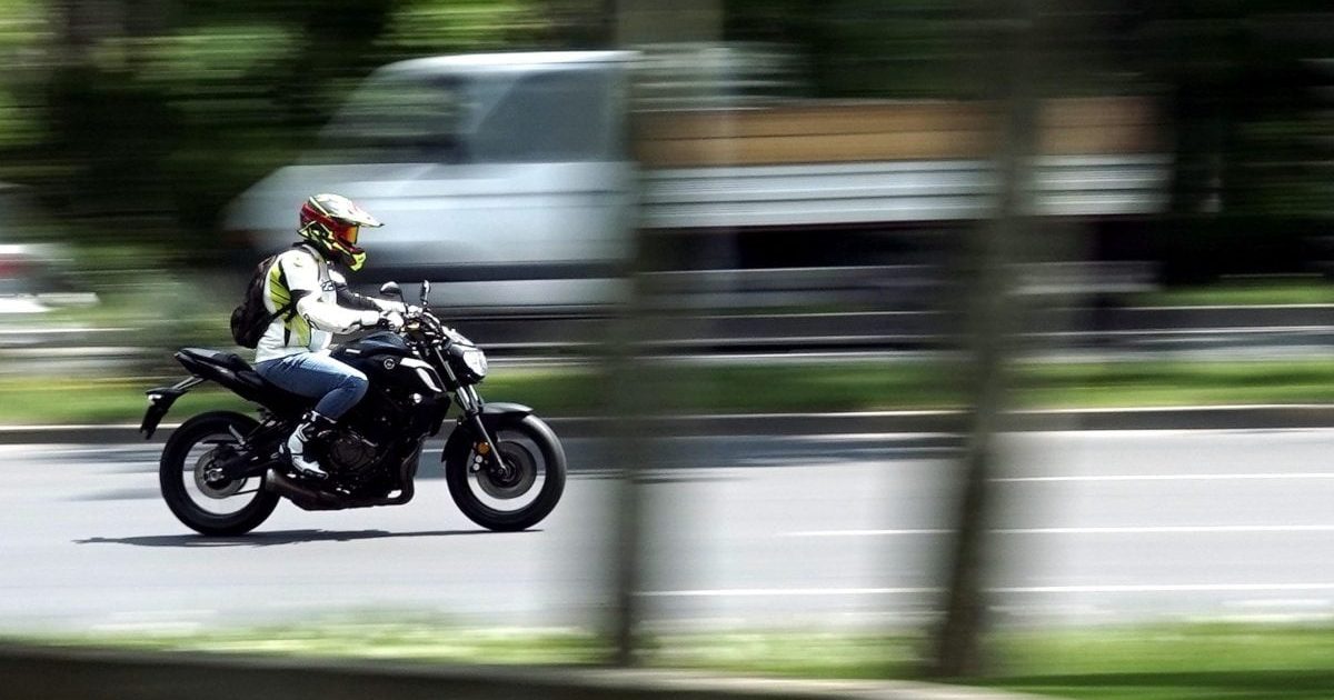 Motor vs. Mașină: Cât te costă, de fapt, un drum prin București? Diferențe uriașe!