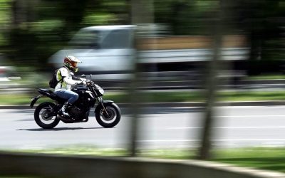 Motor vs. Mașină: Cât te costă, de fapt, un drum prin București? Diferențe uriașe!