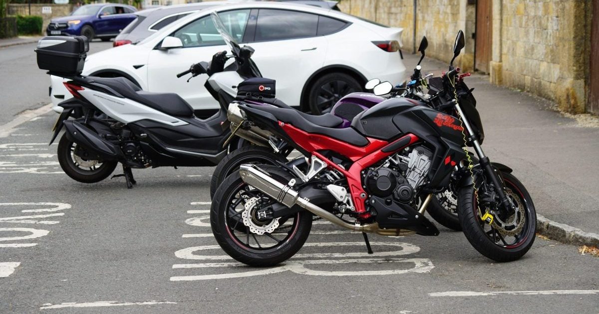 Mașină sau motocicletă? Alege inteligent, în funcție de trafic, costuri și confort