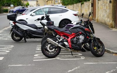 Mașină sau motocicletă? Alege inteligent, în funcție de trafic, costuri și confort