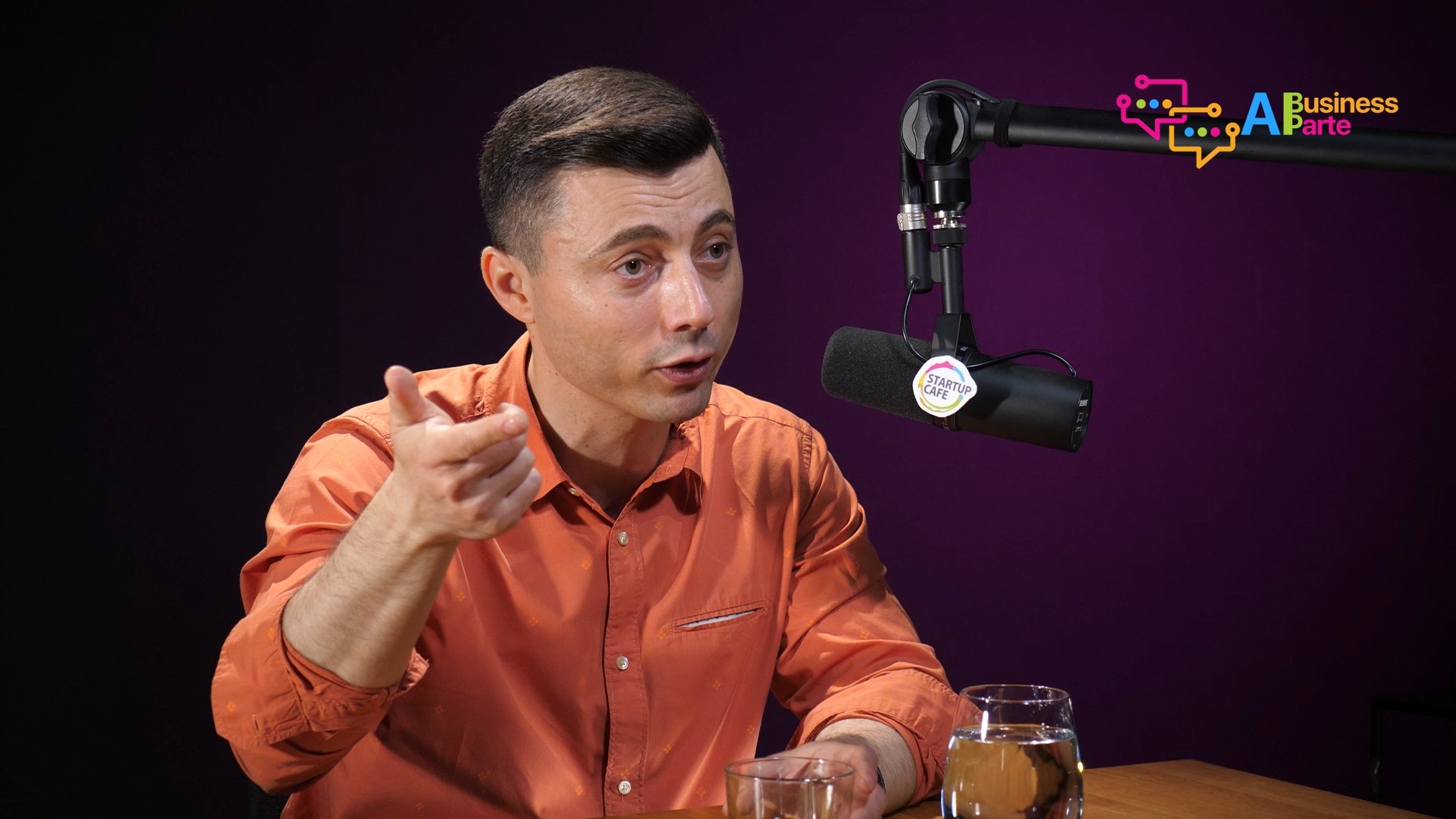 Majoritatea companiilor multinaționale nu utilizează în mod eficient datele disponibile pentru a genera valoare, susține Cristi Movilă, fondatorul startup-ului OptiComm.AI