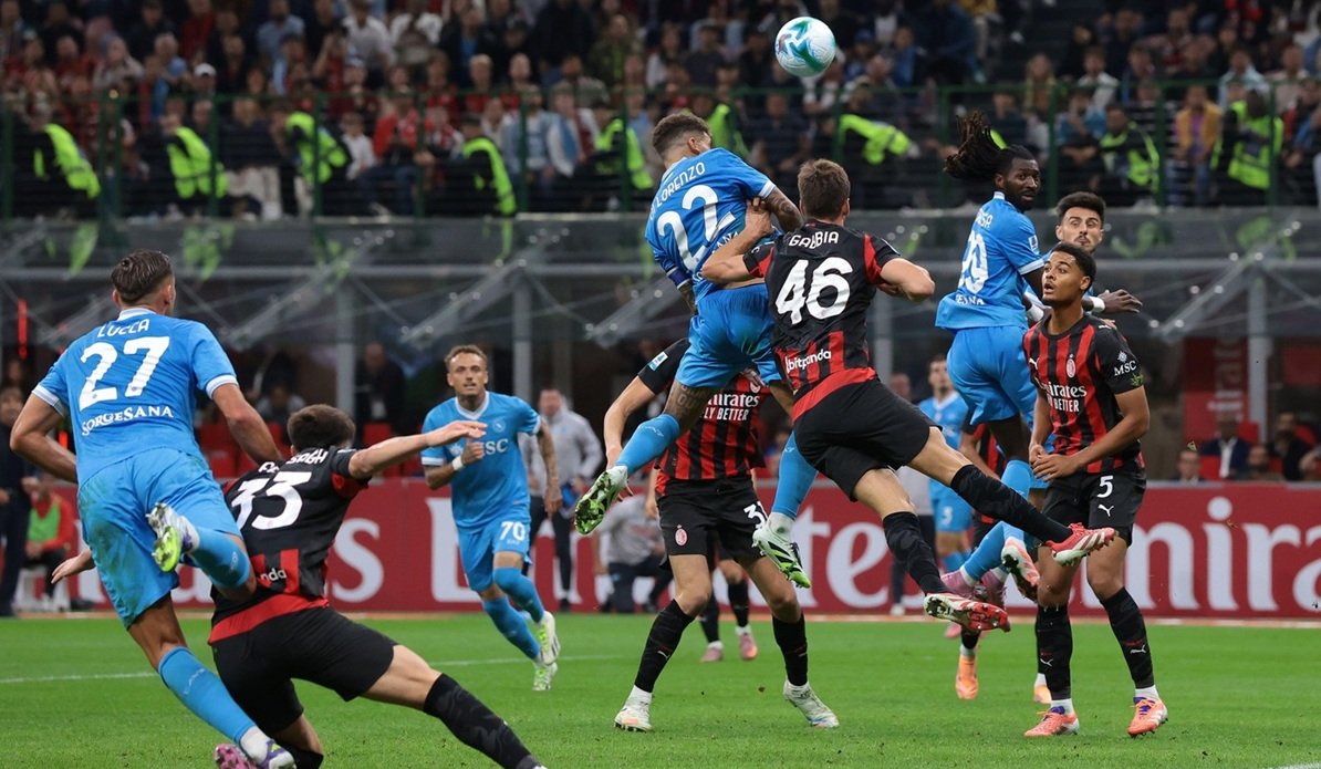 NAPOLI învinge AC MILAN într-un meci crucial pentru locul secund în SERIE A NAPOLI a învins AC MILAN cu scorul de 1-0 într-un meci intens disputat, contând pentru etapa a 31-a din SERIE A