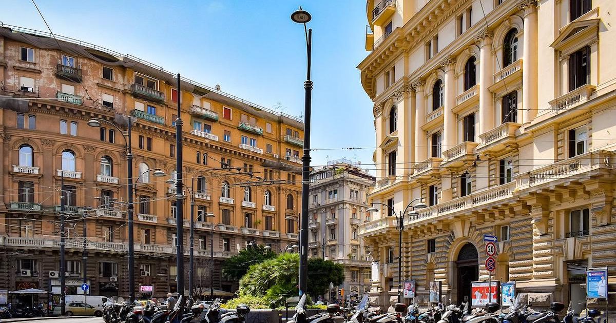 Hoții-fantomă au jefuit o bancă din Napoli prin canalizare