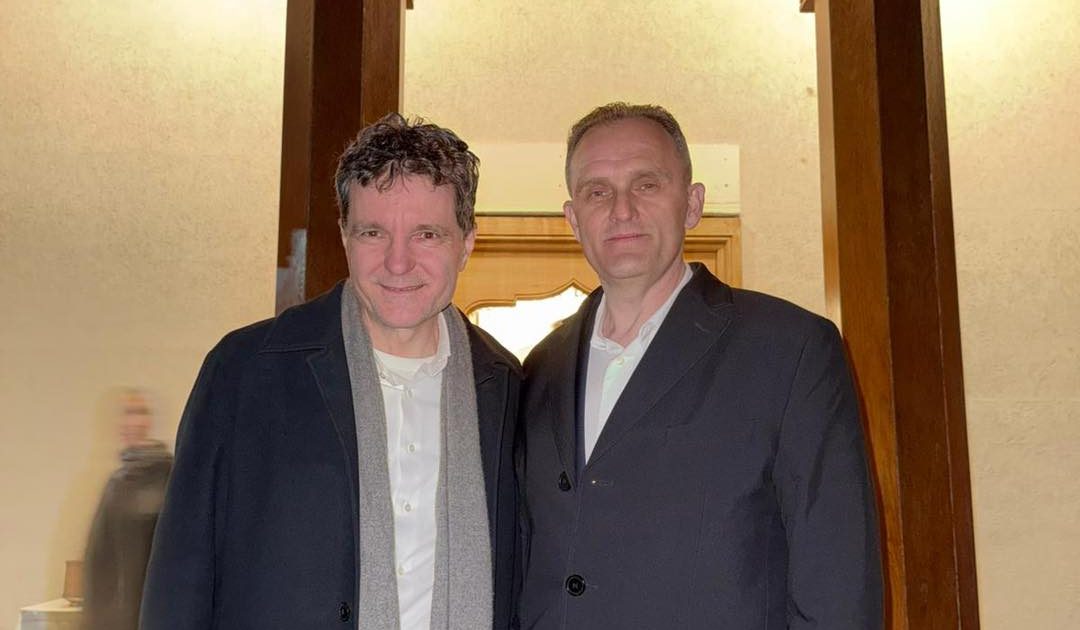 Nicușor Dan, cu șeful PSD Prahova, vizită neașteptată la mănăstire