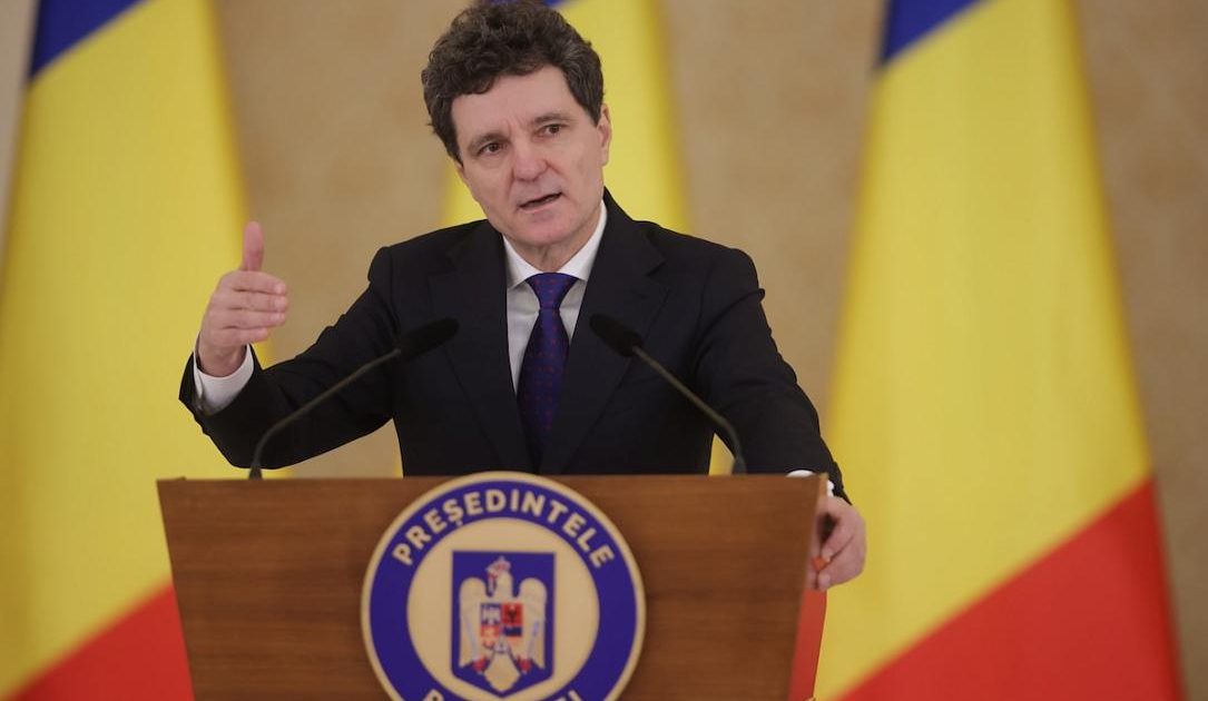 Criza politică se profilează în România, anunță Președintele