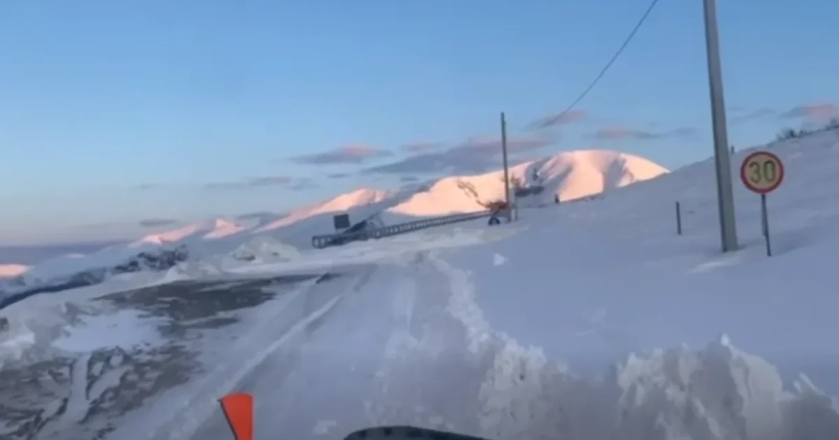 Ninsori abundente au creat disconfort în zona montană a județului Vâlcea, unde utilajele de deszăpezire au intervenit pentru a asigura circulația pe DN7A