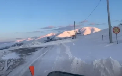 Ninsori abundente au creat disconfort în zona montană a județului Vâlcea, unde utilajele de deszăpezire au intervenit pentru a asigura circulația pe DN7A
