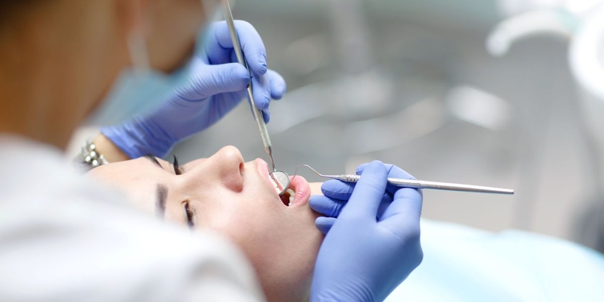 Probleme cu dinții, riscuri majore: Sănătatea poate fi pusă în pericol