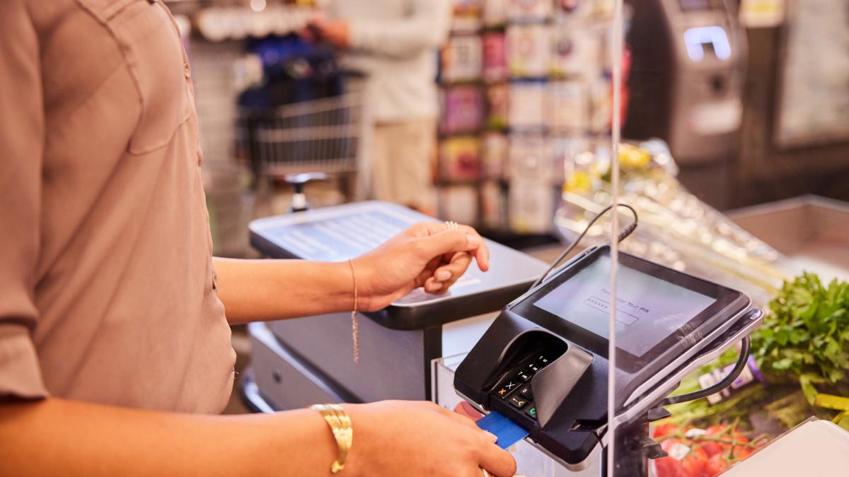 O casieră din Italia a fost concediată după două decenii de muncă, pentru două produse nescanate, în valoare de 30 de euro