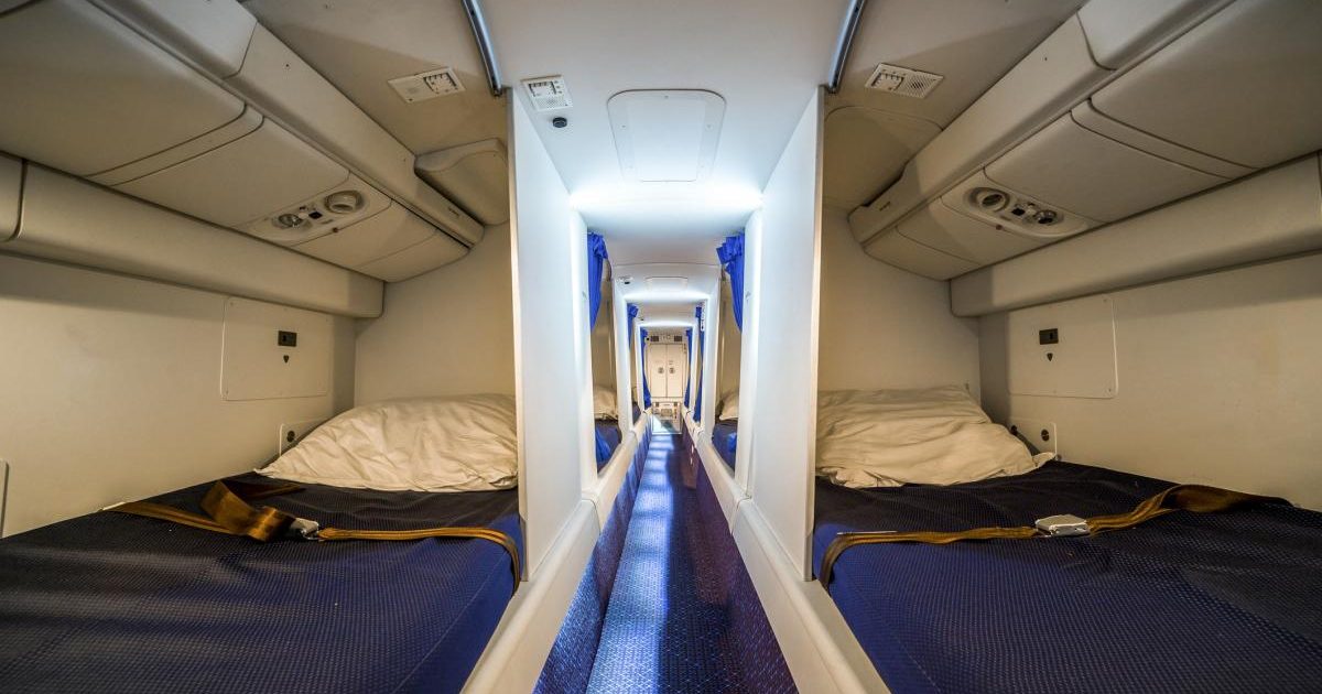 Capsule de dormit la clasa economică: Ce NU au voie pasagerii