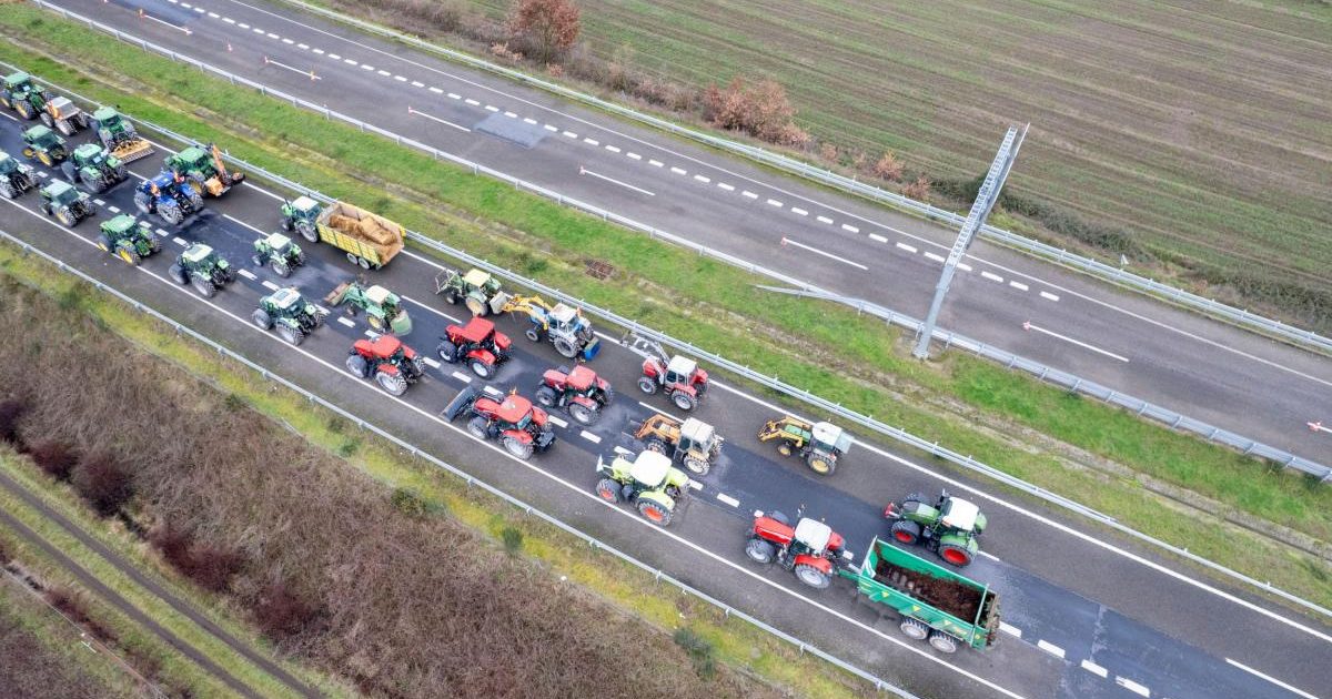 Blocaj în Irlanda: Fermierii paralizează țara, benzinăriile fără combustibil