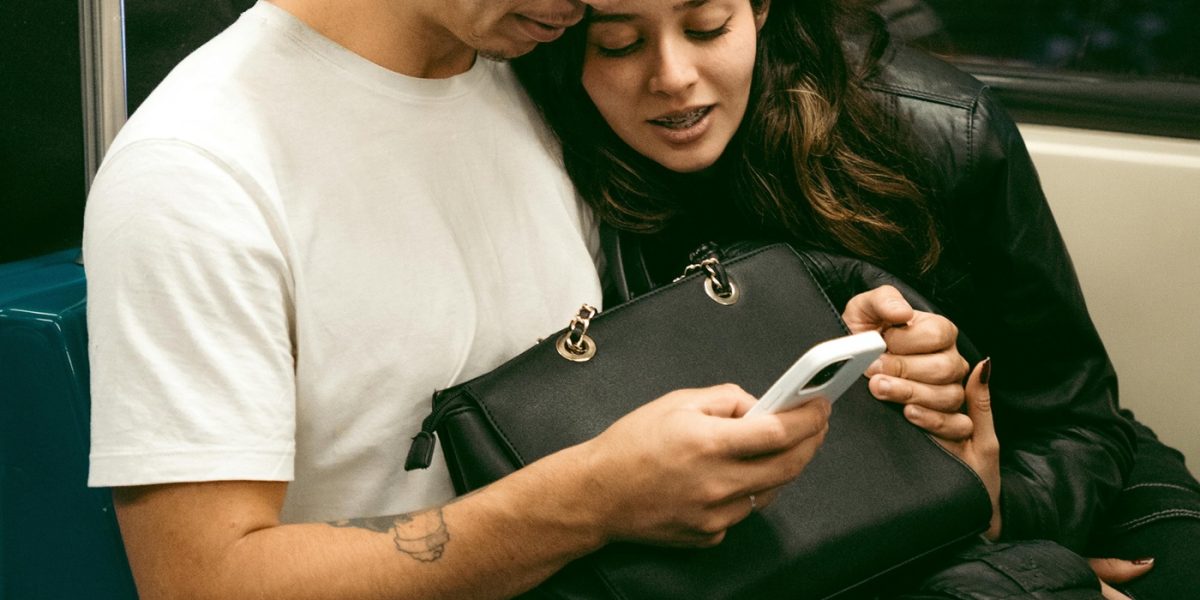 oameni-telefon-mobil-metrou.jpg - NewsFactor