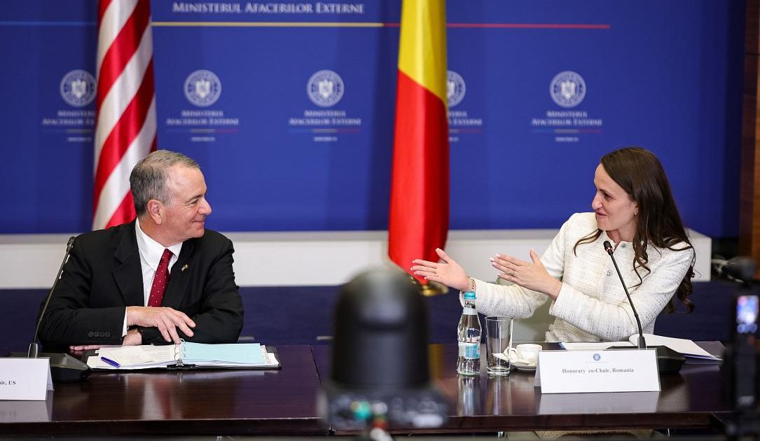 AFLĂ: Ministrul de Externe, cu Ambasadorul SUA, la Fulbright