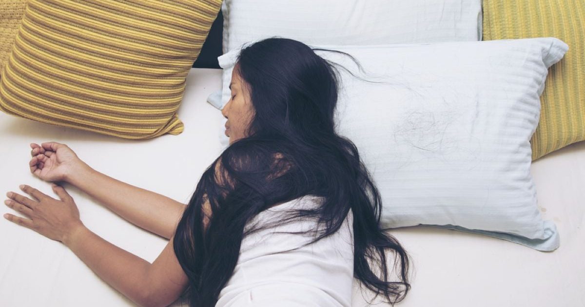 Șapte obiceiuri nocturne care îți distrug părul. Evită-le urgent