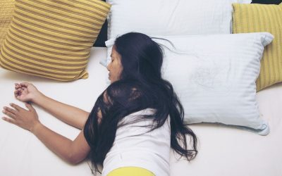 Șapte obiceiuri nocturne care îți distrug părul. Evită-le urgent