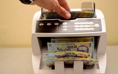 Cine plătește scump și cine râde de legea facturilor în euro?