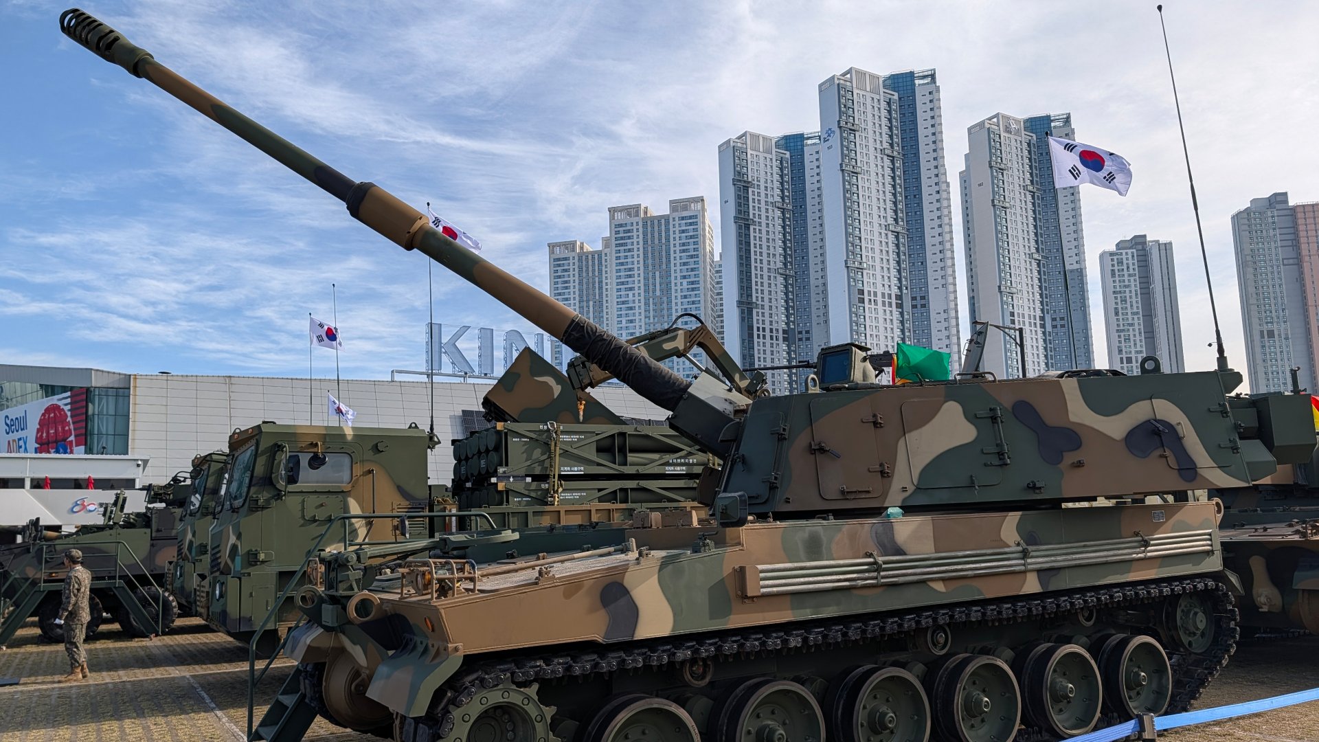 Artileria, „regina câmpului de luptă”, nu va fi înlocuită de drone Viitorul artileriei, considerată de mulți experți drept „regina câmpului de luptă”, nu este amenințat de popularitatea crescândă a dronelor