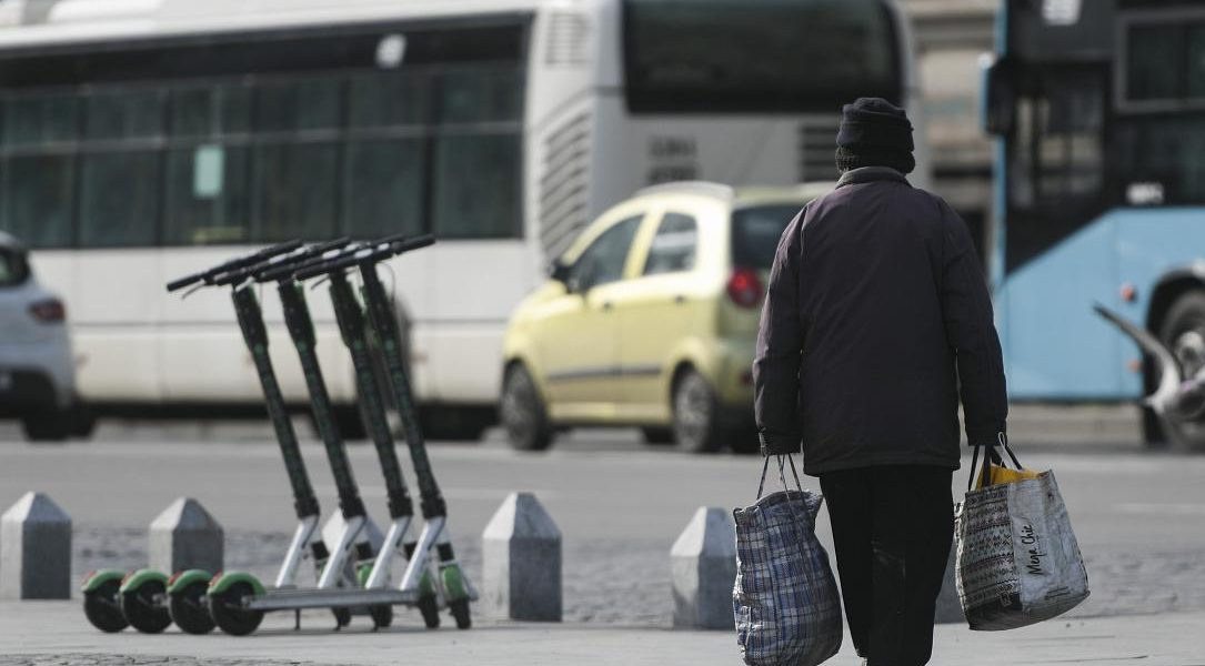 old_person_man_bags_albertophotography_dreamstime.com_.jpg - NewsFactor