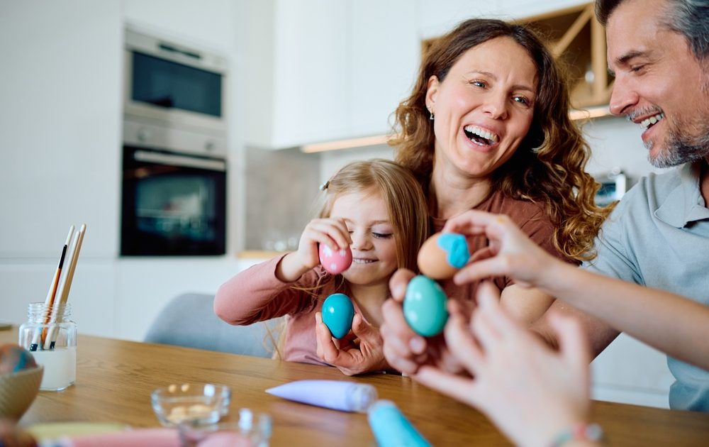 Păște: De ce ciocnim ouă? Gestul simplu care ascunde o tradiție veche