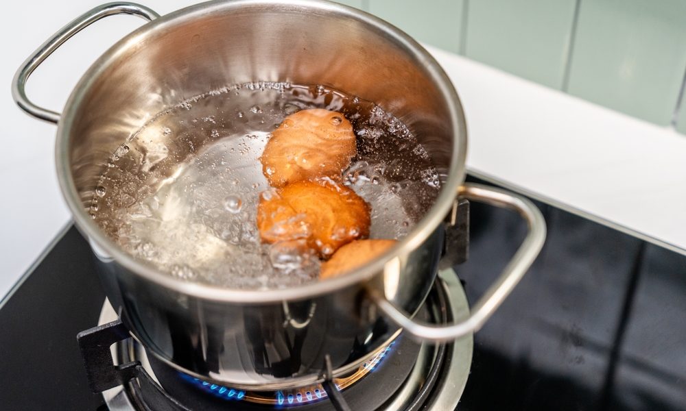 Cât fierbi ouăle roșii să iasă perfecte. Secretul bucătăriei!