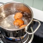 Cât fierbi ouăle roșii să iasă perfecte. Secretul bucătăriei!