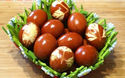 Ouă roșii, vopsite cu sfeclă: Metoda naturală, adorată de gospodinele din România