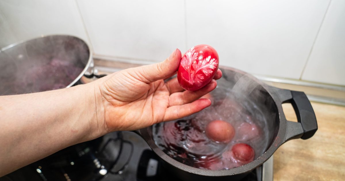 De ce ciocnim ouă roșii de Paște? Tradiții vechi și semnificații profunde