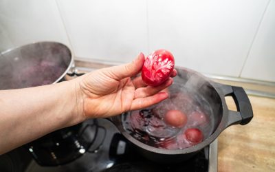 De ce ciocnim ouă roșii de Paște? Tradiții vechi și semnificații profunde