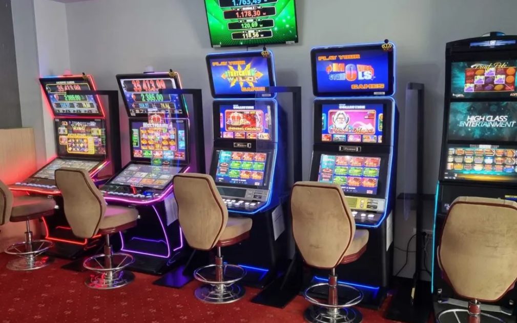 Un alt oraș din România interzice păcănelele