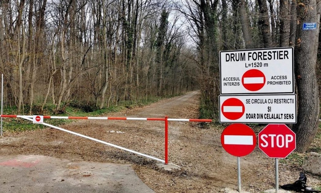 Romsilva blochează accesul auto pe un drum forestier important