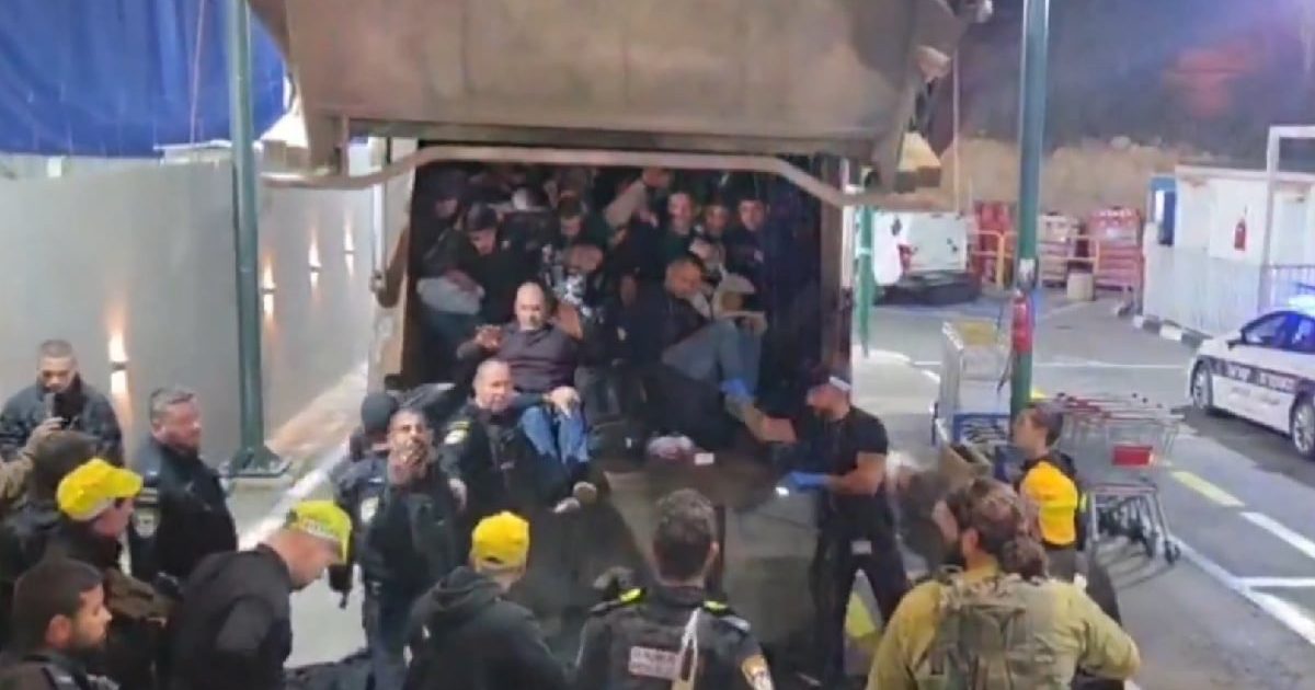 Zeci de palestinieni, ascunși într-o mașină de gunoi, au încercat să intre ilegal în Israel