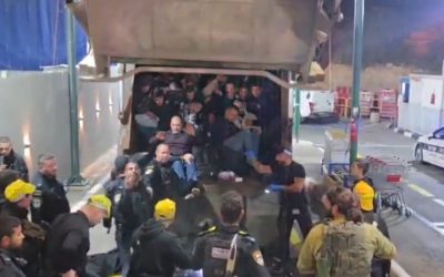 Zeci de palestinieni, ascunși într-o mașină de gunoi, au încercat să intre ilegal în Israel