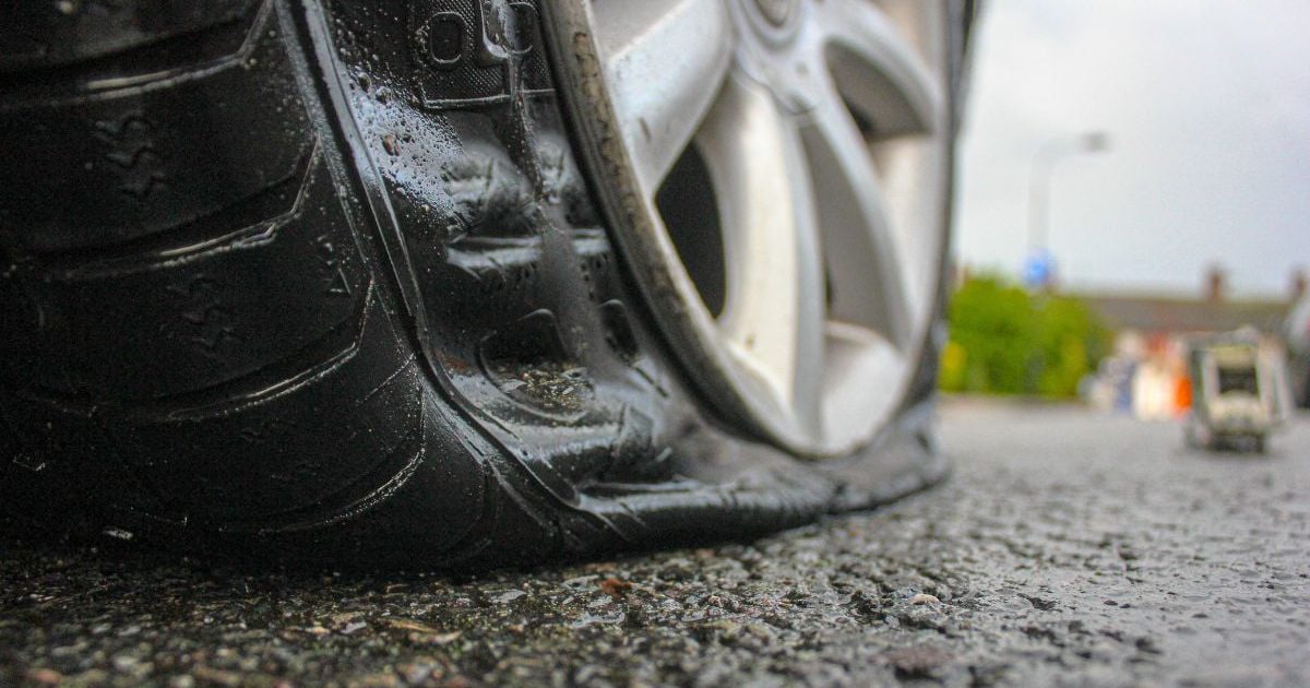 Cum eviți să fii victima hoților când schimbi roata: Sfaturi utile