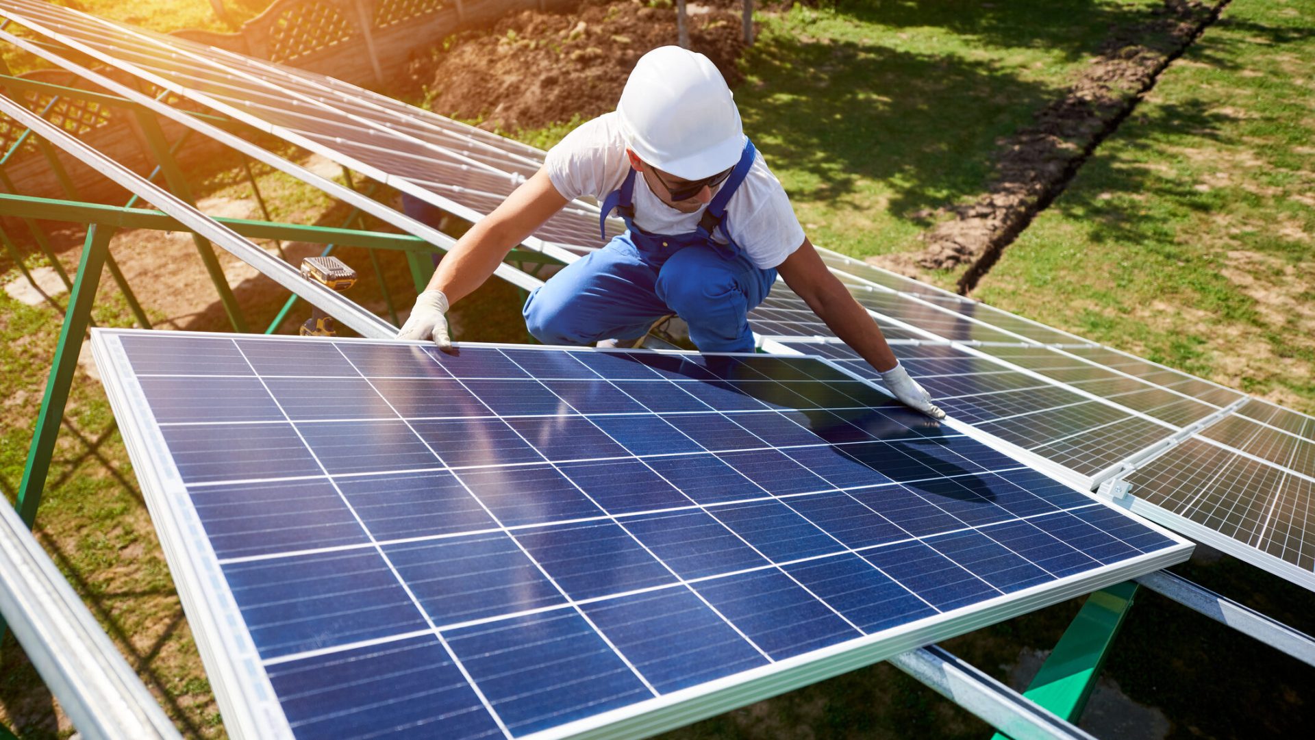 În România, prosumatorii reprezintă deja un factor major în producția de energie, cu un număr în creștere exponențială