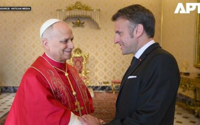 Macron, cadou inedit Papei: Un tricou al Franței cu autograf