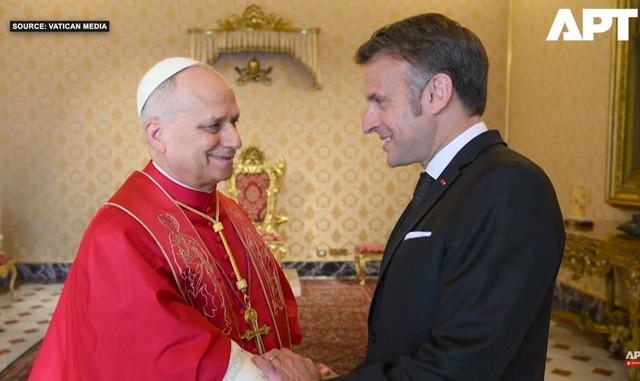 Macron, cadou inedit Papei: Un tricou al Franței cu autograf