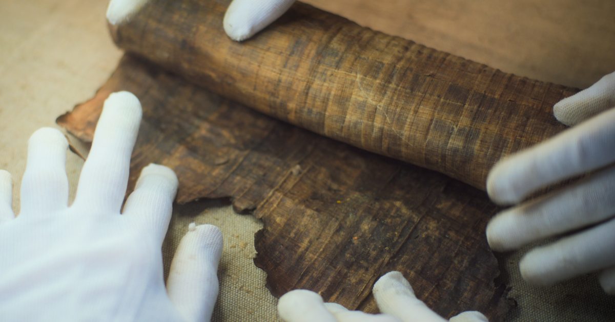 Papirus cu versuri din Iliada, găsit în mumie egipteană